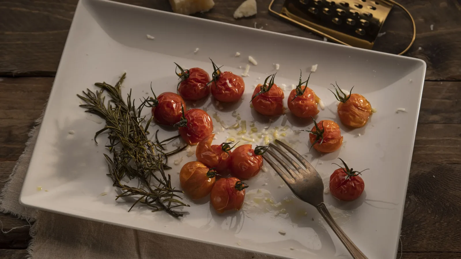 Rama de tomate cherry Divino Imperial marcada con romero