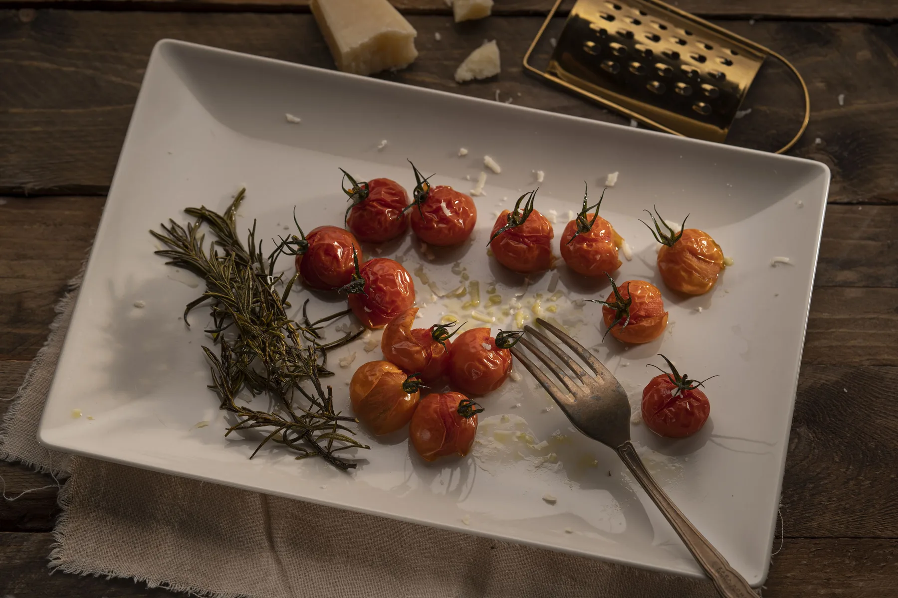 Rama de tomate cherry Divino Imperial marcada con romero